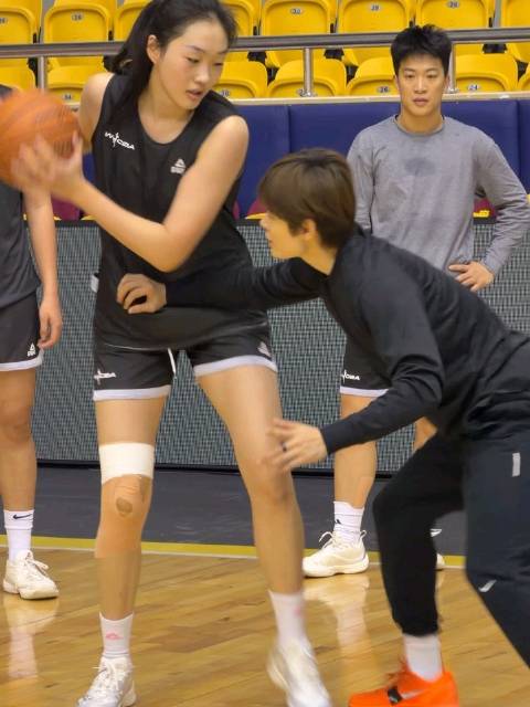 助理教练精抠防守细节，来！沉浸式体验