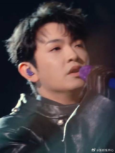 颜人中唱《我只能离开》，一开口宿命感拉满，好听到耳朵怀孕