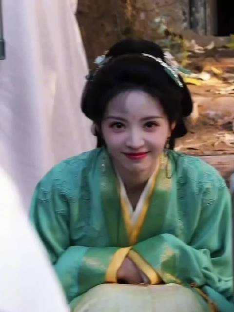 田曦薇立春live图曝光，剧组日常灵动呈现