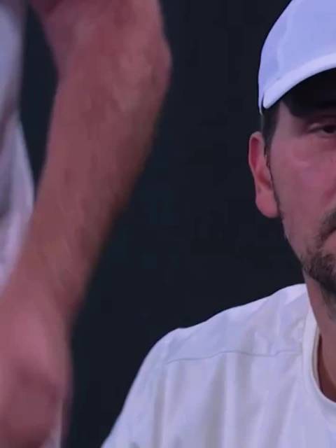 澳网2026女单决赛莱巴金娜首盘胜出，教练武科夫盘休持续指导