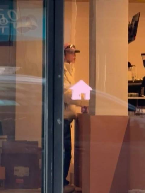 李东海驾车底盘被刮引粉丝关注