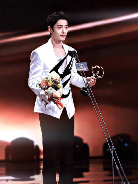 肖战微博之夜斩获五项荣誉，与雷佳音马丽互让C位