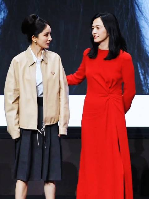 杨幂姚晨同框亮相，休闲灵动对撞优雅大气