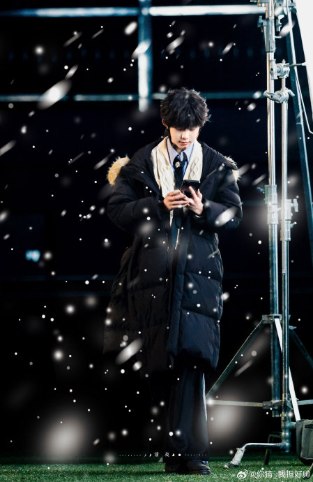 陈奕恒在节目中如何处理人际关系，为何被称为‘不被定义’？