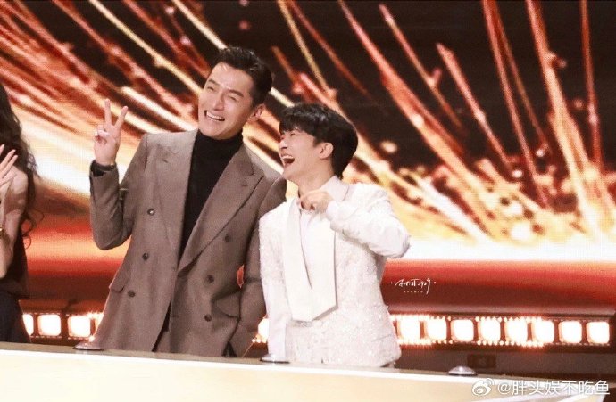 胡歌提到的林一、周深等年轻艺人具体和他有过哪些合作？