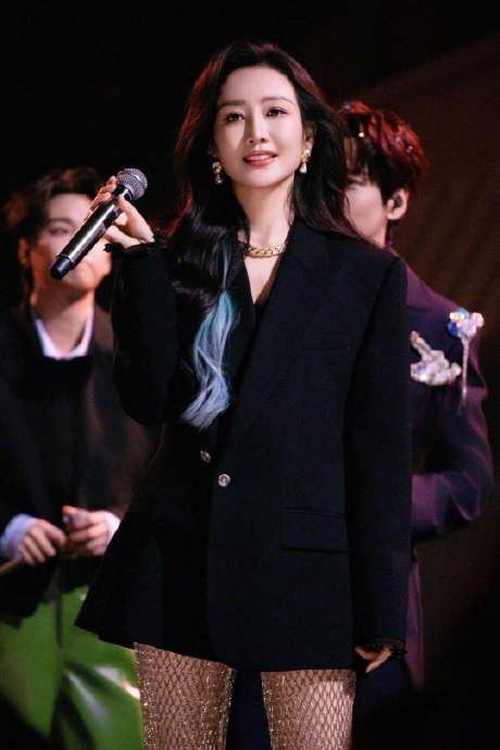 王鸥此次回归芒果舞台的妆造被赞出圈，具体有哪些亮点？