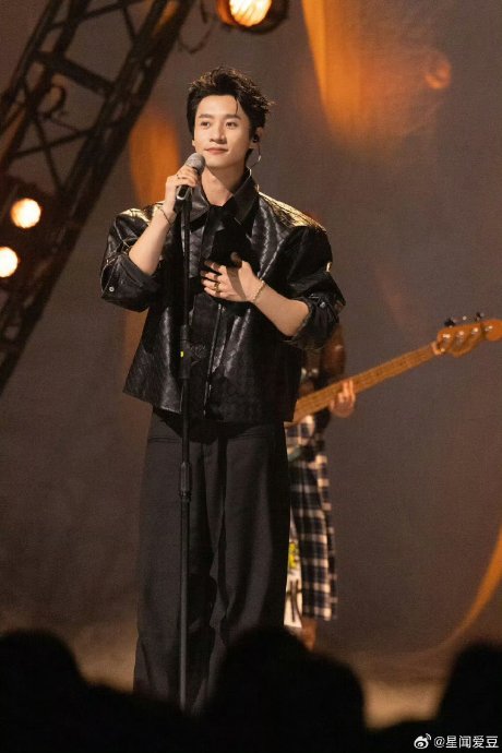 网友和明星对魏晨“daddy级”舞台魅力的评价有哪些具体内容？