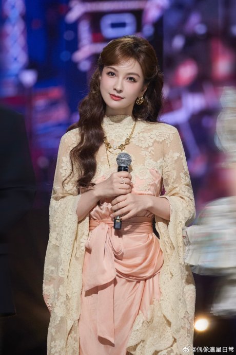 网友对吴昕和王鸥“结盟说”与“试探说”两种猜测的主要论据是什么？