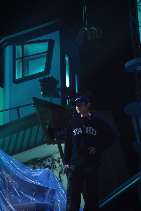 大侦探十周年演唱会上，王勉为何会误触魏哲鸣的头顶引发全场爆笑？