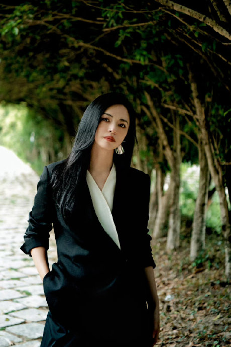 姚晨在影视剧中的角色是否影响了她的个人着装风格？