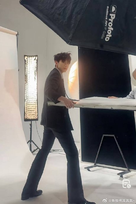 费启鸣此次直播拍出发图的创意，是个人想法还是公司策划？