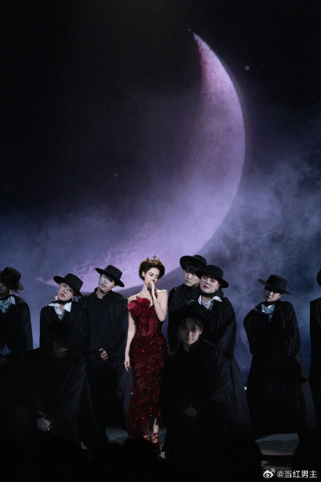 戚薇以往的哪些造型也被认为是超前审美并最终成为经典的？