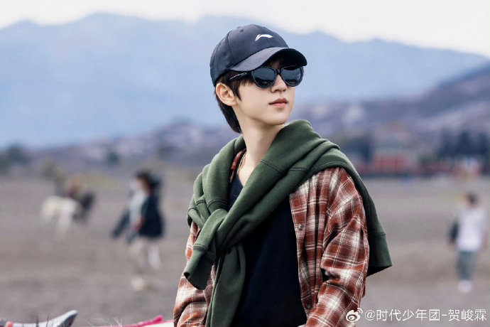 为什么网友会在“李小冉和贺峻霖”的对话基础上虚构出“李富贵”这个梗？