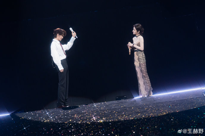 “三年之约”圆满！张碧晨空降王赫野演唱会，全场泪崩