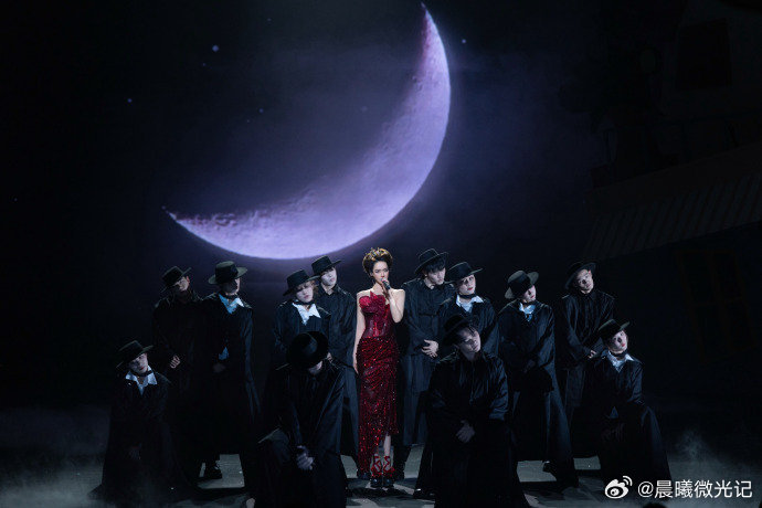 戚薇在《大侦探》中复刻的‘黑女巫’舞台具体讲了什么故事？