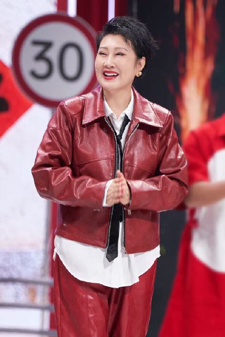 张凯丽和赵一博在传词游戏中，是如何从“兄弟”被理解成“种地”的？