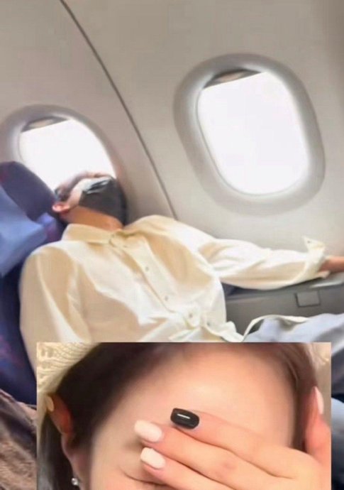 空姐发现胡先煦的睡姿后，具体采取了哪些应急措施？