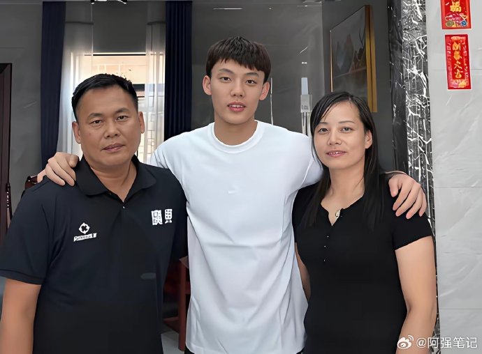 徐杰报到国家队面临终极伤检，旧伤反复恐成世预赛变数