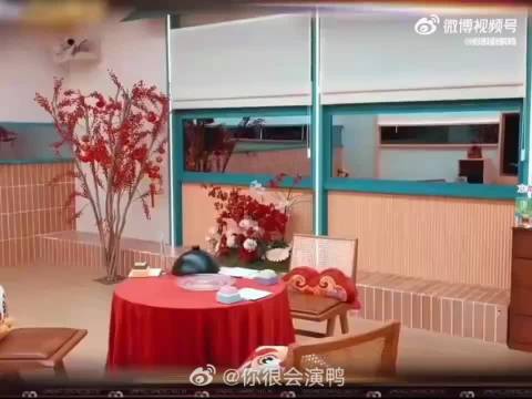 好的就是这样，三个帅哥就是要同时出现画面才好看！喜气洋洋的