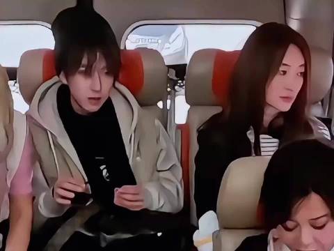 李小冉贺峻霖爆笑互动引热议