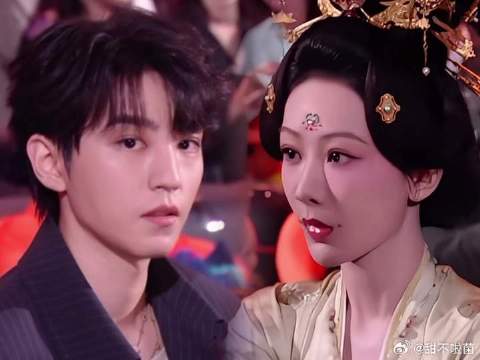 看到你俩不自然的表情 我就知道包甜的