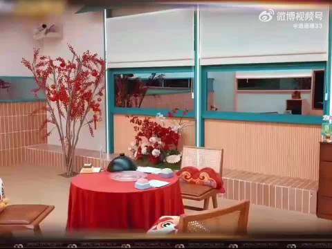 周兴哲晒出与汪苏泷、林宥嘉的合照，三人红背景配黑白西装，氛围感拉满！