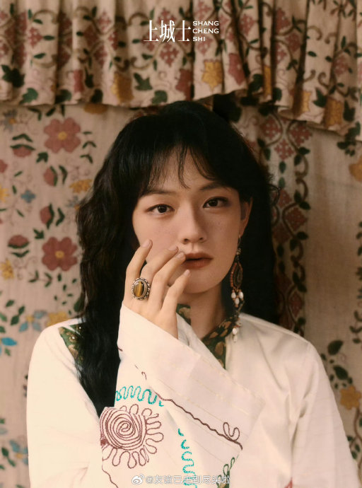 文淇签约东申未来后，与同公司的张婧仪在资源上会形成竞争吗？