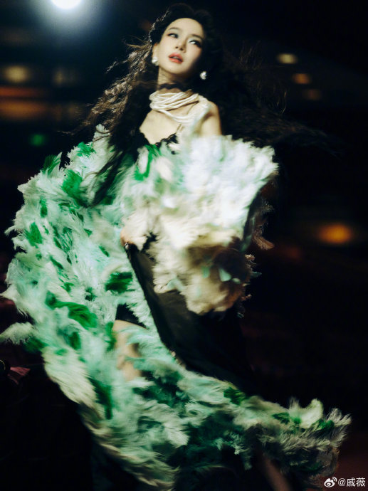 戚薇超前审美再封神！黑女巫复刻+紫色丝袜，六年过去依然炸裂