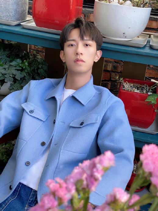 李沛恩本人是否公开承认过蓝色是他最喜欢的颜色？