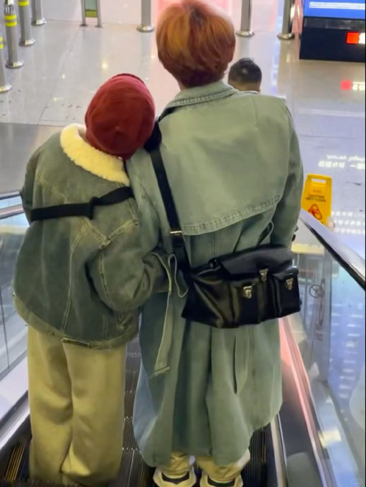 牵手11年！李荣浩杨丞琳机场甜蜜同框，模范夫妻日常撒糖