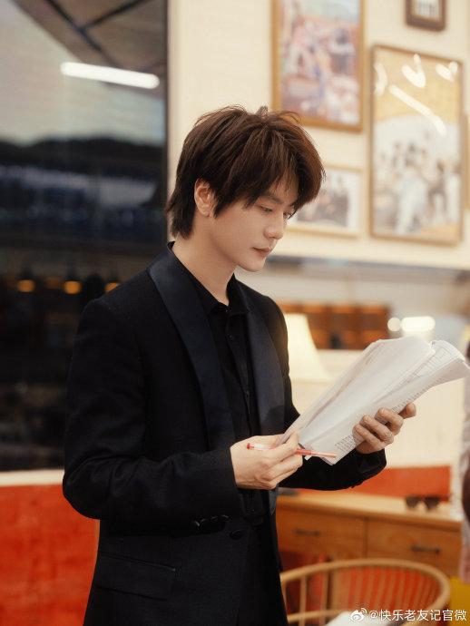 陆虎在《快乐老友记》中扮演保安的具体情节是怎样的？