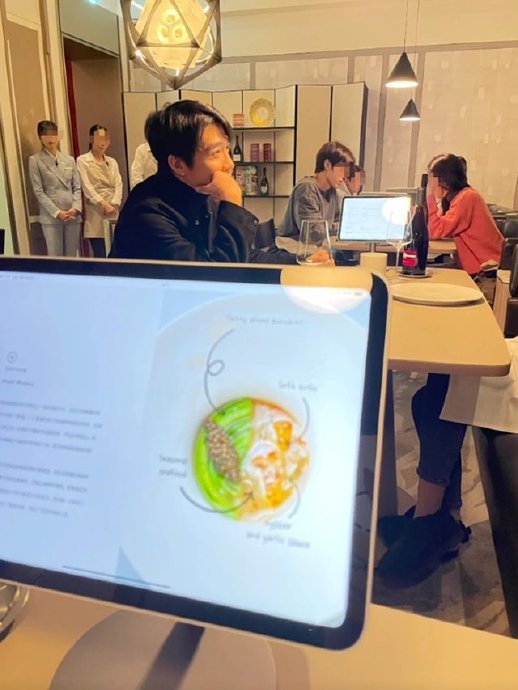 俞灏明现在的伴侣王晓晨是谁，他们是如何相识相恋的？