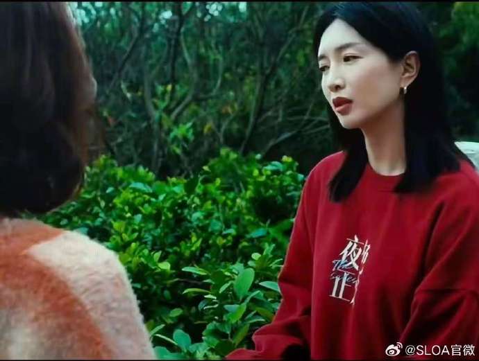 江疏影《夜色正浓》神操作：直接把剧名穿身上，宣传KPI一秒完成