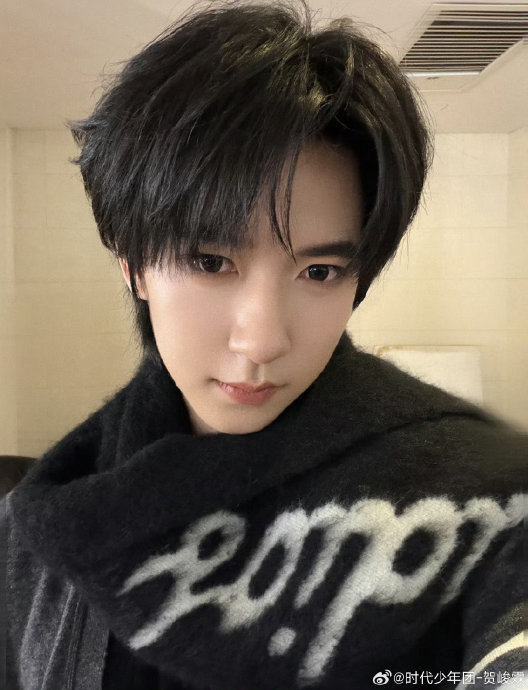 贺峻霖本人或团队是如何看待“贺峻霖这会知道冷热了吧”这个热搜和网友玩梗的？