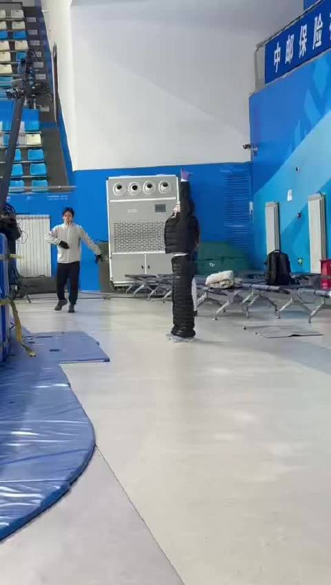 隋文静张帅赛前赛后练八段锦均夺冠