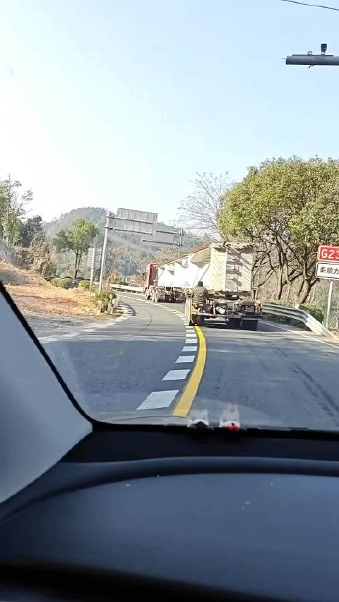 特种车辆司机需精准操控后轮转向确保行车安全