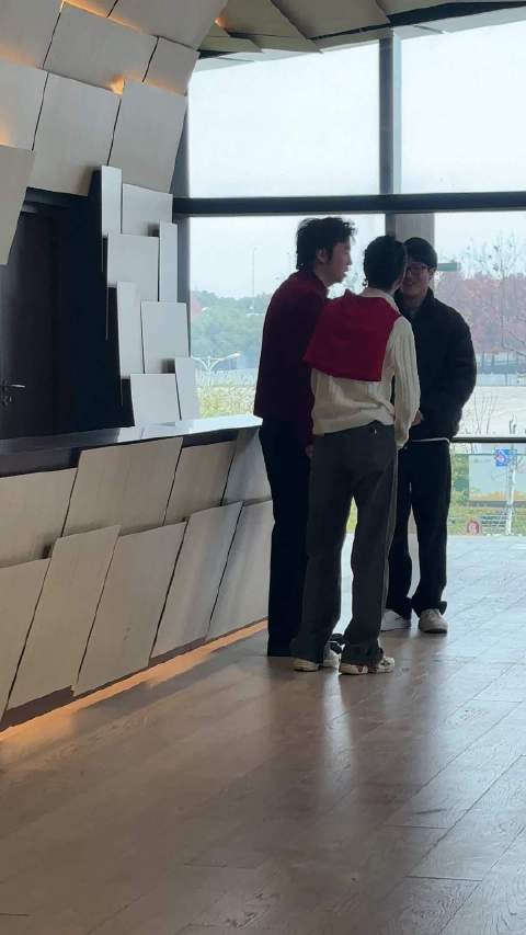 雷佳音再送奇葩礼，水龙头哑铃引期待