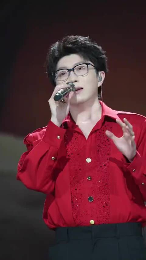 撒贝宁龚韵熹主持众星云集年会，萧敬腾等献唱金曲嗨翻全场