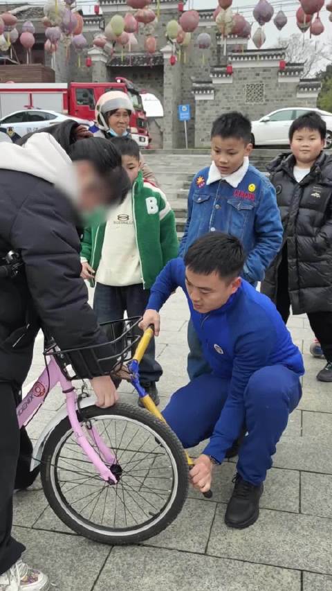 放假第一天女孩就手卡车篮