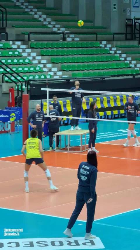 科内利亚诺在主场备战欧冠！