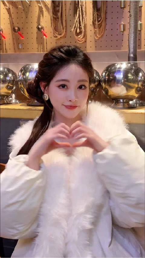 这个侧扎发好适合祝绪丹啊，贵族千金大小姐的感觉