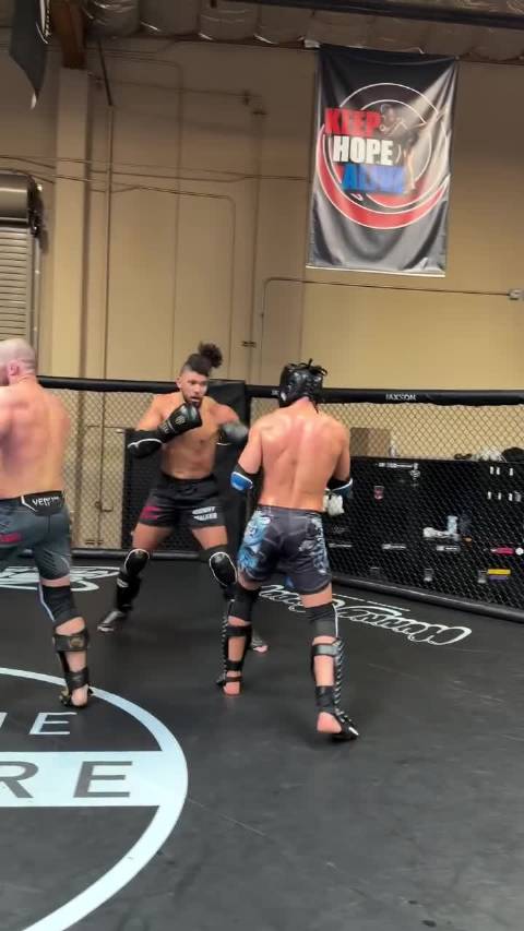 狂野大抡摆！沃克陪队友米歇尔-佩雷拉实战，强度有保障