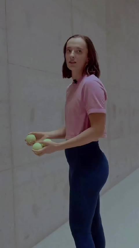 斯瓦泰克这脑发达的 昂跑ig里的斯瓦泰克视频，边回答问题边运三个球