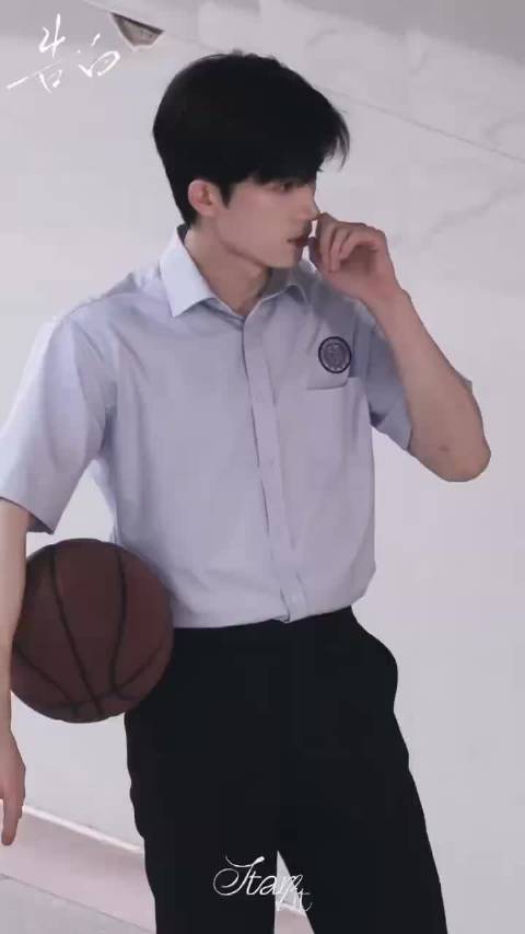 王星越《告白》路透曝光，化身帅气学长