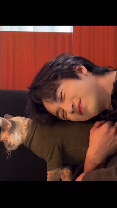 麻麻躺在病床上看着洲洲和悠哈痛都少一半啦@许魏洲ZZ 乖