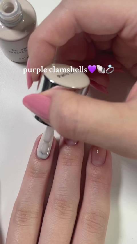 春节美甲三件套走红，紫贝壳浅粉渐变成热门