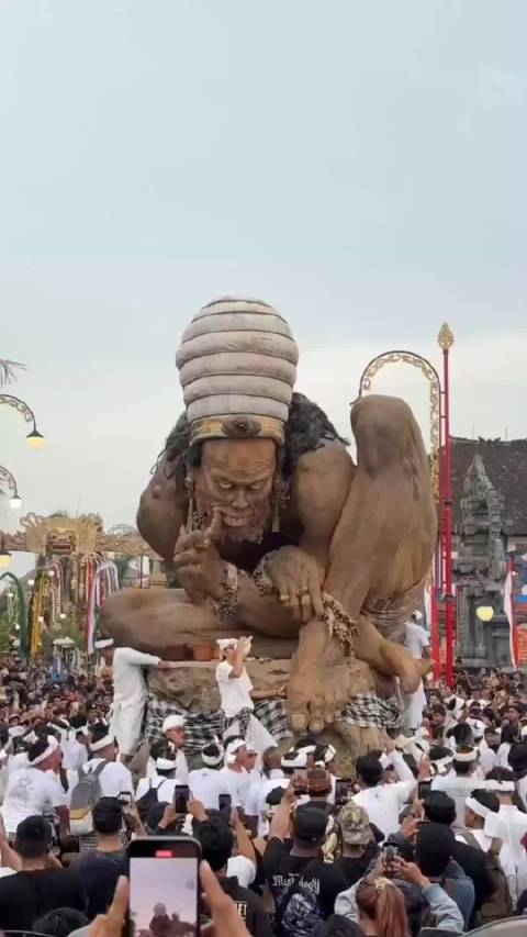 巴厘岛宁静日前夕民众抬奥戈奥戈雕像巡游