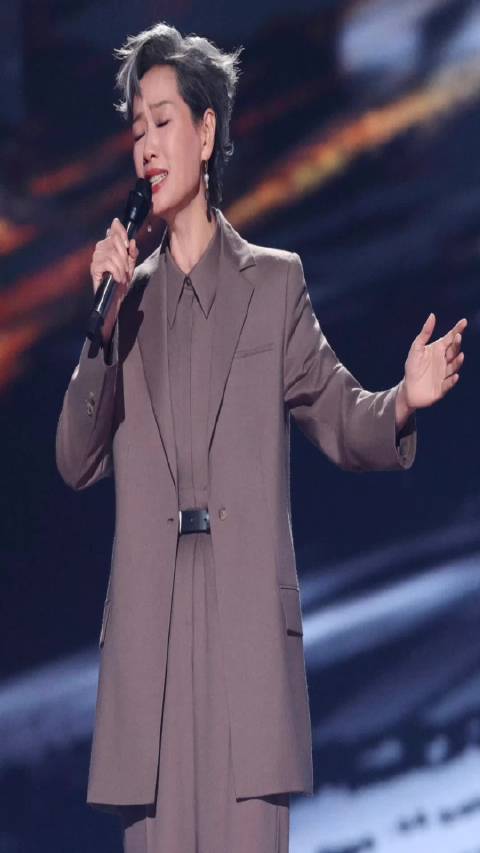 叶童笑容诠释生命韧性，62岁舞台再现经典