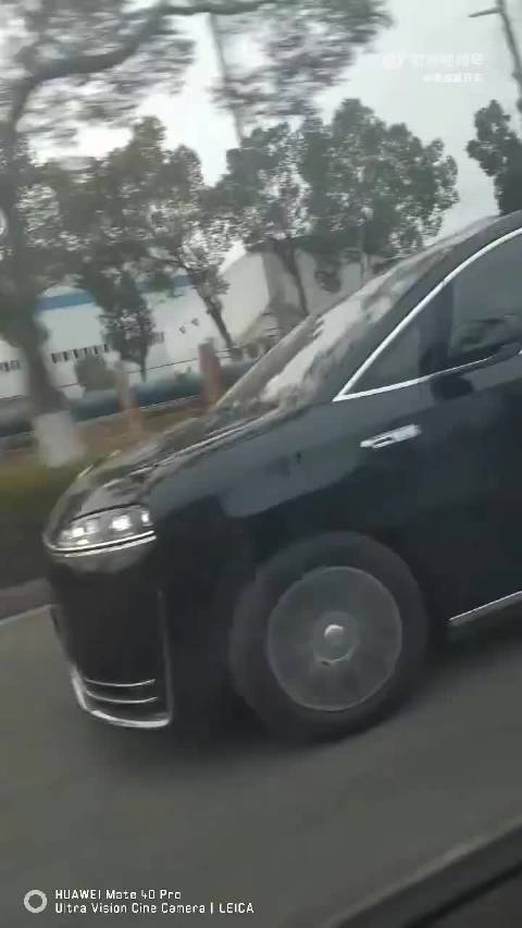 鸿蒙智行智界 V9 无伪装动态视频曝光，消息称明天应该还会有更大惊喜