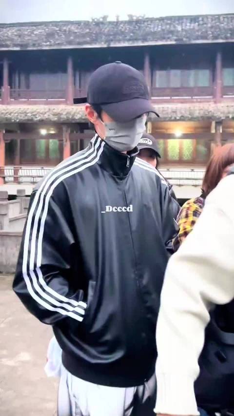 何与皮衣穿的好酷！这一身穿搭时尚又潮流